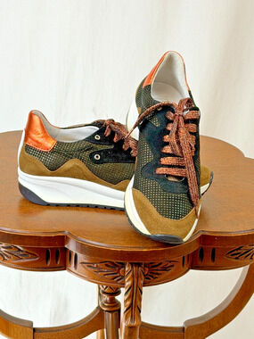 NIB Vaddia Casta Gold Metallic Mix Funky Retro European Tennis Shoe #0376 EU 37